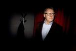 Ledelsesproblemer. Teaterchef Erik Jacobsen erkender, at man ikke direkte har sagt, at det var fyringer, før man sendte nyhedsbrevet. »Men det er forholdsvist elementært, at hvis man skal spare 30 mio. på et budget på et år, så kræver det afskedigelser«, udtaler han. 