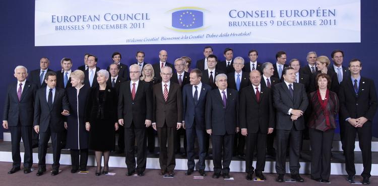 Klassebillede. Hele holdet af regeringsledere i EU, som Helle Thorning-Schmidt nu står i spidsen for, når Danmark fra i dag overtager EU-formandsskabet i EU. 