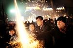 fest. Rådhuspladsen i København var som sædvanlig fyldt med festklædte og fyrværkeriudrustede danskere. 