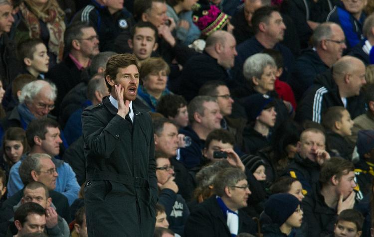 forgæves. Andre Villas-Boas forsøger forgæves at råbe sit hold op i gårsdagens hjemmekamp mod Aston Villa. Chelsea tabte 3-1. 