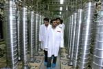 Atomkraft. Irans præsident Mahmoud Ahmadinejad besøger her et berigelsesanlæg, der kan producere brændselsstave. 