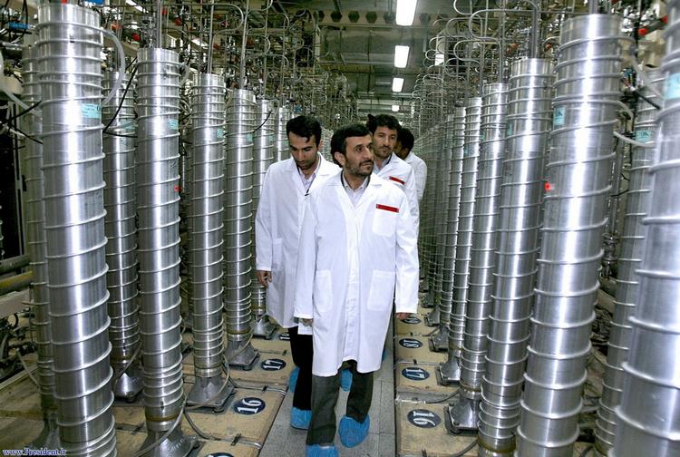 Atomkraft. Irans præsident Mahmoud Ahmadinejad besøger her et berigelsesanlæg, der kan producere brændselsstave. 