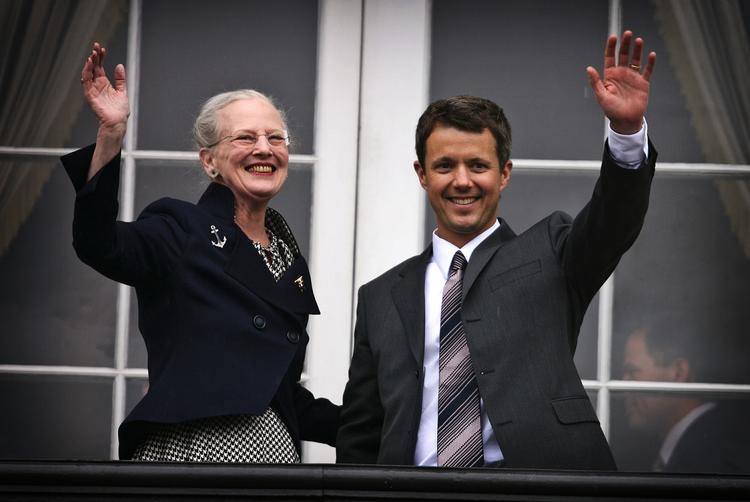 Tronfølger. Dronning Margrethe har en stor tillid til sin efterfølger - sønnen Frederik. 