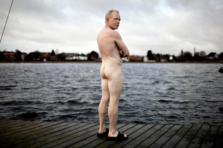 Tabskontoen. Adskillige kilo, centimeter og lidt humør fattigere - men en talje rigere -  gør en trimmet motionsredaktør sig klar til at hoppe i bølgen kold. 