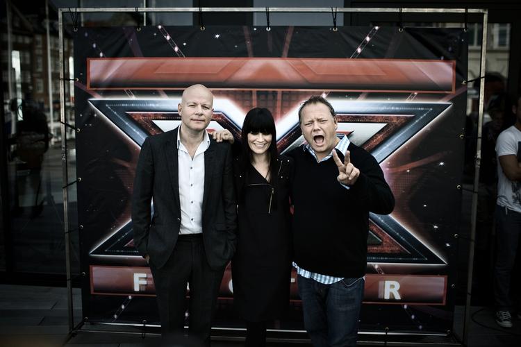 X Factor. Dommertrioen, Thomas Blachman, Pernille Rosendahl og Cutfather, styrer det diabolske show i land. 
