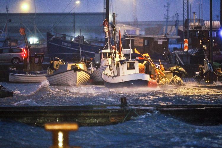 BØLGEGANG. Danmark var i november og december udsat for kraftige storme. I morgen nat kommer det atter til at gå blæsende for sig. 