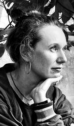 Debutant. Christine Tjalve er cand.mag. i litteraturvidenskab og antropologi. Hun har arbejdet med at redigere og oversætte bøger.  I øjeblikket bor hun i Edmonton, Canada. 