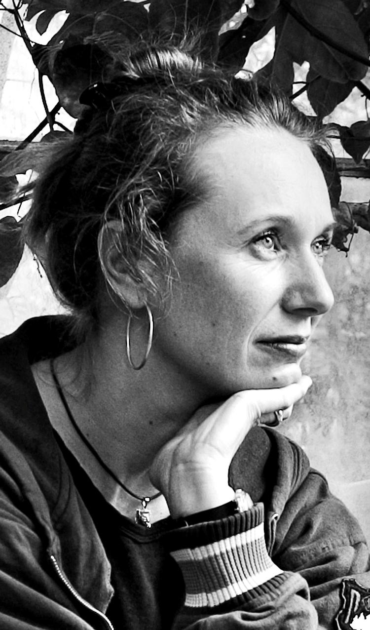 Debutant. Christine Tjalve er cand.mag. i litteraturvidenskab og antropologi. Hun har arbejdet med at redigere og oversætte bøger.  I øjeblikket bor hun i Edmonton, Canada. 