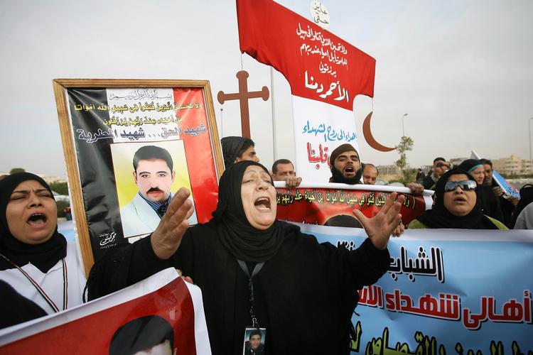 demonstration. Tilhængere og modstandere af den tidligere egyptiske diktator, Hosni Mubarak, demonstrerer foran retsbygningen i Kairo. 