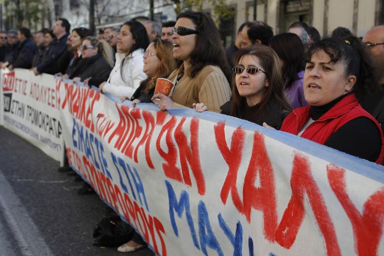 Krise. Især i Sydeuropa mærker man arbjedsløsheden. I Spanien er mere end hver femte ung uden arbejde. Her er det demonstrationer i Athen, Grækenlands hovedstad. 