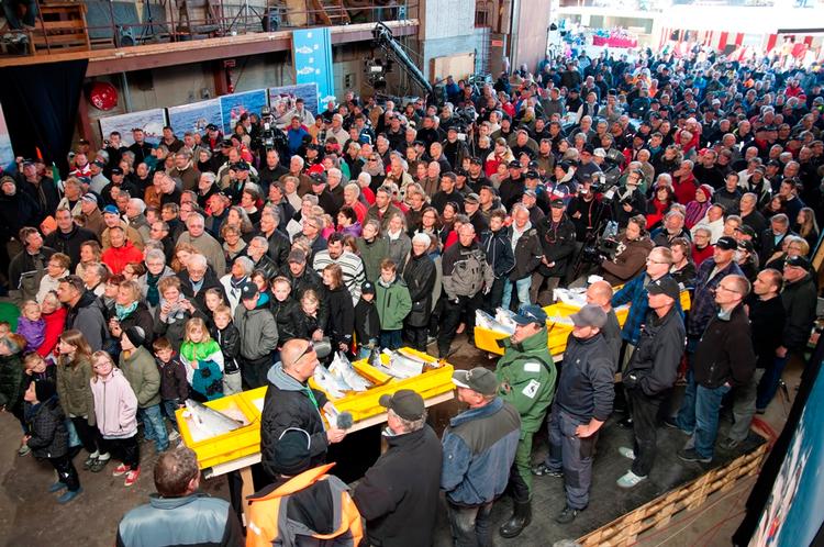 24timerstv. TV 2 Bornholm kommer til at give den fuld gas med Europas eneste live-transmitterede lystfisker konkurrence. Det er ottende gang, stationen dækker den store bronholmske begivenhed. Her er vi til sidste års indvejning i en værftshal på Tejn Havn. 