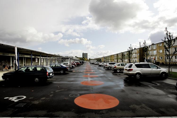 VÅBENFUND. Politiet fandt en maskinpistol og en pistol, der var gemt på et kommunalt værested for unge i den belastede bydel Tingbjerg. 