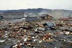 NATURKRÆFTER. Huse, biler og andre genstande skylles væk af tsunamien i Kesennuma i marts sidste år. 