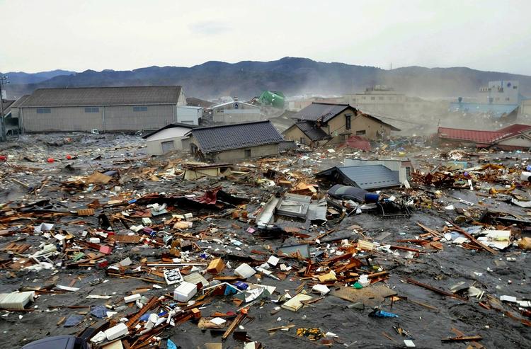 NATURKRÆFTER. Huse, biler og andre genstande skylles væk af tsunamien i Kesennuma i marts sidste år. 