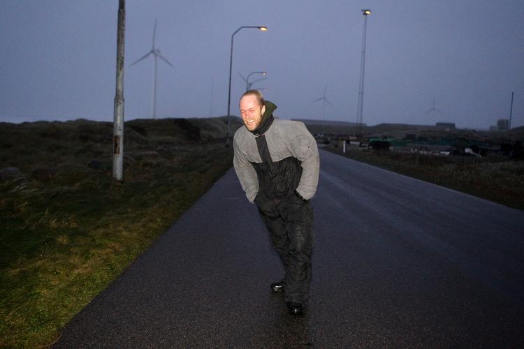Storm. Det bliver inde-vejr, når stormen rammer Danmark i eftermiddag og aften. Værst går det ud over Vest- og Nordjylland. Billedet viser Tommy Petersen fra Hanstholm i kraftig modvind i november. 