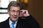 Kritik. Kritikken hagler ned over den tyske forbundspræsident Christian Wulff, der som kristelig demokratisk ministerpræsident i Niedersachsen drog finansielle fordele af sine personlige venskaber med rige forretningsmænd. 