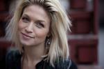 Sygdom. Christiane Schaumburg-Müller kan danse, synge, spille skuespil og være tv-vært. Men måske har arbejdsbyrden alligevel været for tyngende for den 28-årige kvinde, der nu - helt uvant  for hende - har en tom kalender at se frem til. 