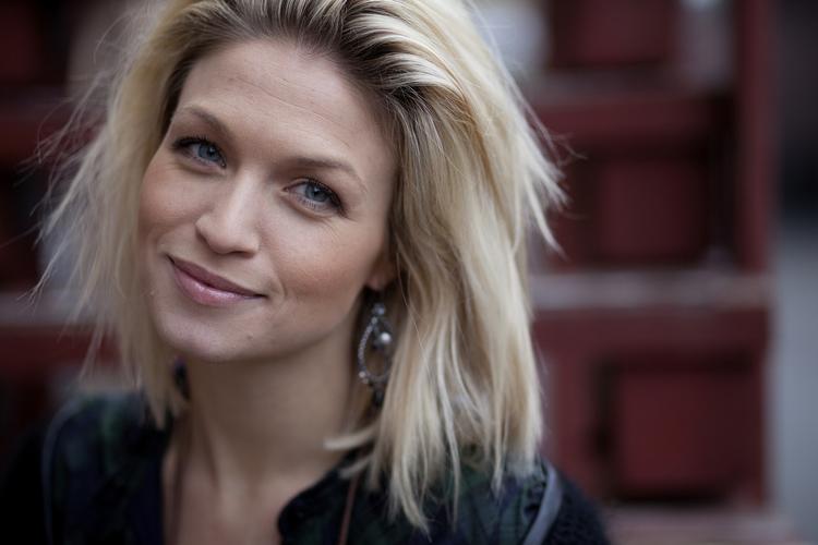 Sygdom. Christiane Schaumburg-Müller kan danse, synge, spille skuespil og være tv-vært. Men måske har arbejdsbyrden alligevel været for tyngende for den 28-årige kvinde, der nu - helt uvant  for hende - har en tom kalender at se frem til. 