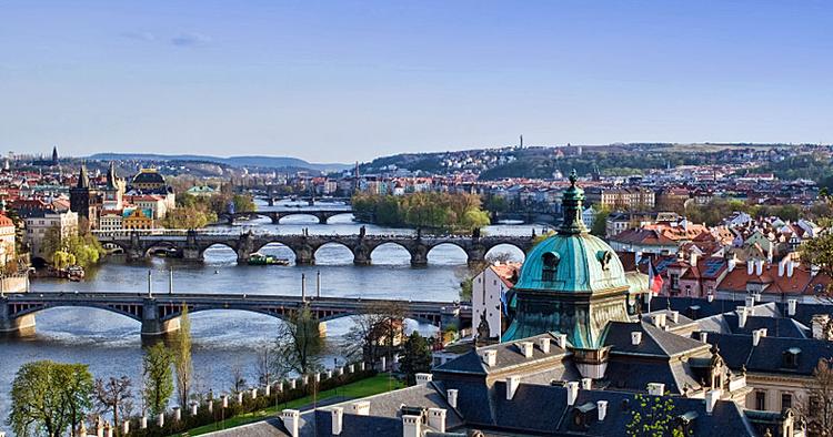 PRAG. Billige flybilletter og billige hotelværelser gør storbyferien meget sjovere. 