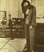 Bagmand. Den blændende Veronica Bennett (senere Ronnie Spector) havde stemmen, der kunne give bagmanden Phil Spectors melodramatiske teenagesymfonier hjerte, smerte og troværdighed. Foto fra cover. 