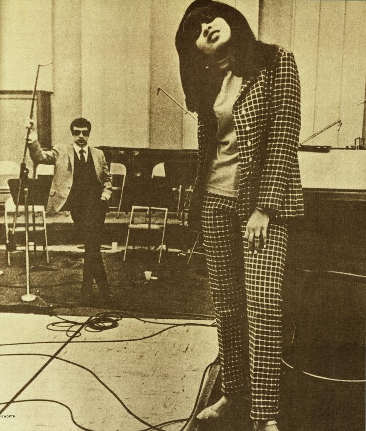 Bagmand. Den blændende Veronica Bennett (senere Ronnie Spector) havde stemmen, der kunne give bagmanden Phil Spectors melodramatiske teenagesymfonier hjerte, smerte og troværdighed. Foto fra cover. 