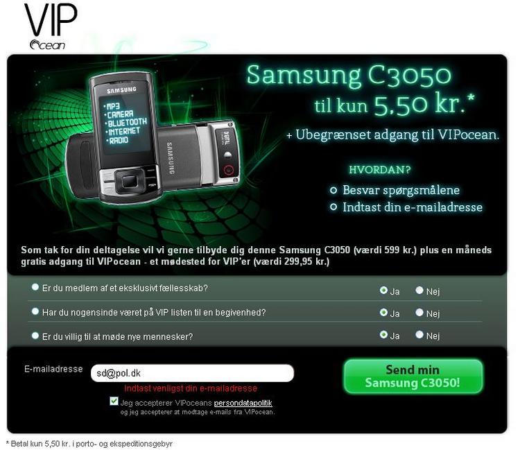 Der står intet om, at man kommer til at betale 300 kroner om måneden for at være medlem af et socialt fællesskab, som Facebook laver bedre, hvis man tager imod tilobuddet om en ultra billig Samsung mobiltelefon. Tvært i mod står der udtrykkeligt: Betal kun 5,50 i porto og ekspeditionsgebyr. 