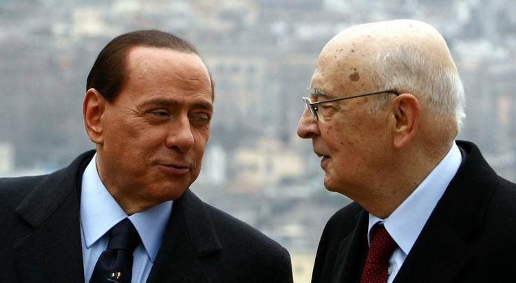 Nytår. Den italienske præsident Giorgios Napolitano (th.) brugte sin nytårstale til at kalde Silvio Berlusconi for en snylter. Her ses de dog i et øjebliks fred ved fejringen af Italiens 150 års fødselsdag som selvstændig nation. (Arkivfoto) 