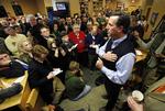Spørgelyst. Rick Santorum har kørt rundt i sin firhjulstrækker og besøgt samtlige 99 kommuner i Iowa for at møde vælgerne inden valget i dag. 