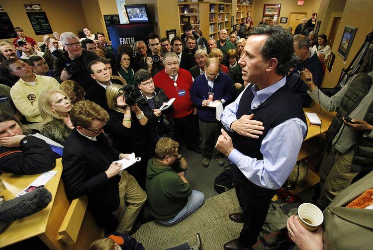 Spørgelyst. Rick Santorum har kørt rundt i sin firhjulstrækker og besøgt samtlige 99 kommuner i Iowa for at møde vælgerne inden valget i dag. 