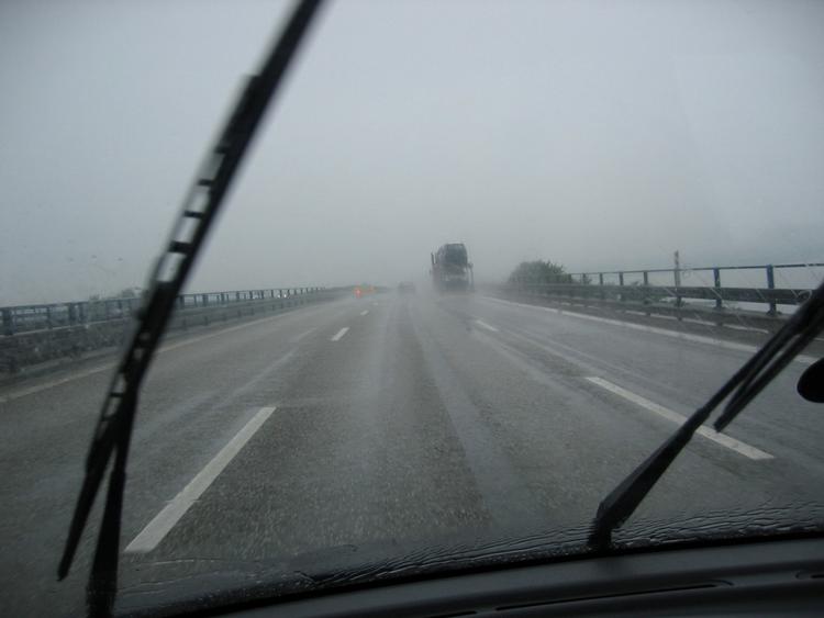 Uvejr. Der advares mod at krydse Storebæltsbroen med vindfølsomme køretøjer. Arkivbillede. 