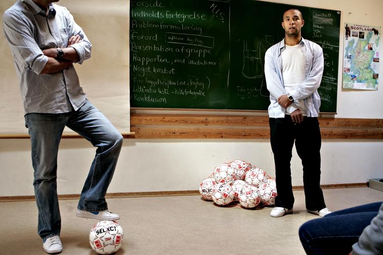 KAMPAGNE. Den tidligere FC Københavnspiller Jamil Fearrington (th) er en af de spillere, der har stillet op over for skoleelever under kampagnen mod racisme på fodboldbanen. Arkivfoto fra Spillerforeningens besøg på Gadstrup Skole. 