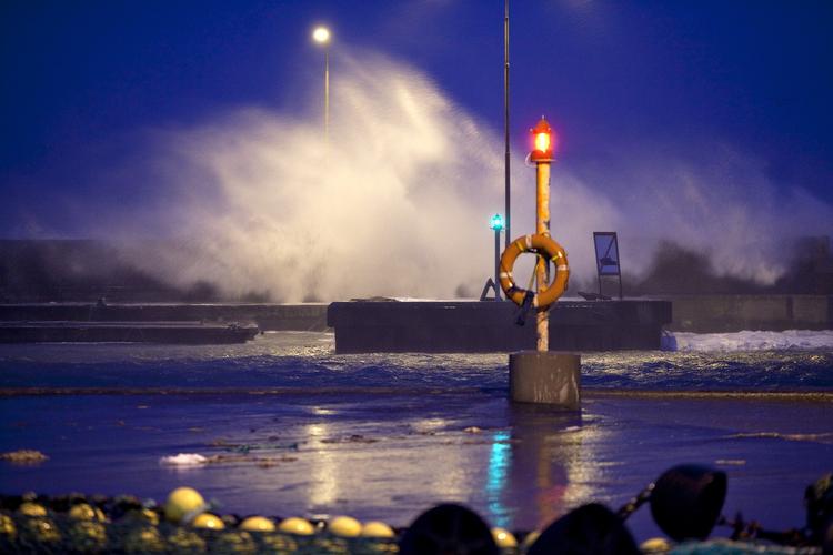 Skumsprøjt. Vandet stod ind over molerne i Skagen Havn tidligere i dag. 
