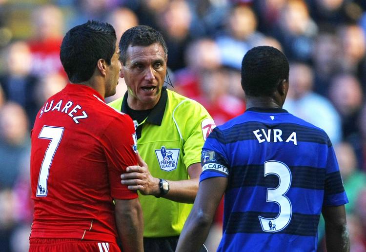 break. Dommer Andre Marriner skiller Suárez og Evra ad under en episode i kampen mellem Liverpool og Manchester United i oktober. 