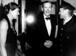 Nobel. Greene (midten) takker og smiler efter at være blevet reddet ud af en elevator i Stockholm i 1952. Dokumenter afslører nu, at han ni år senere var snublende tæt på at få Nobelprisen i litteratur . 