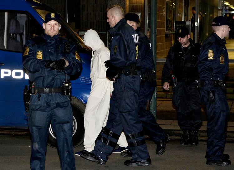 Ventetid. Efter mere end to år har statsadvokaten ikke afgjort en klage over en misforstået terroranholdelse på trods af hjælp fra dette foto fra anholdelsen. 