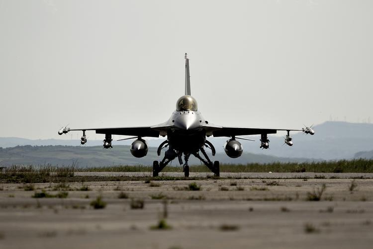 Krig. Det kostede 620 mio. kr. Pengene gik hovedsageligt til ammunition til danske F-16-fly. 