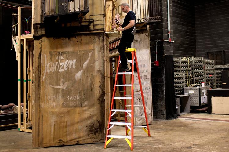 Usikkert. Sceneteknikerne er ikke overrasket over, at fyringerne går hårdt ud over deres gruppe. »Som sædvanlig tager vi det største cut«, lyder det. 