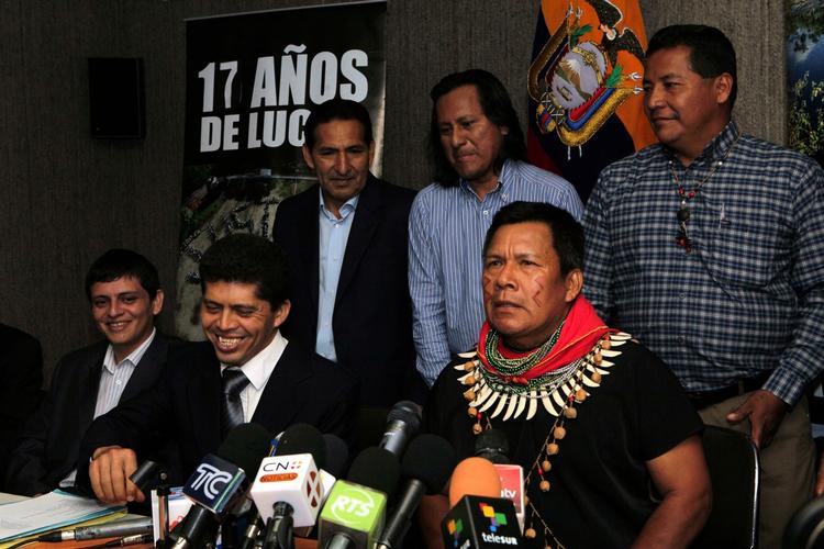 Forurening. Indianere og landmænd fra Amazonas ses her efter en dom fra sidste år. Den er nu stadfæstet og erstatningen forhøjet, så de i alt skal have 102 milliarder kroner af olieselskab, der nægter at betale og vil indbringe sagen for flere domstole. 