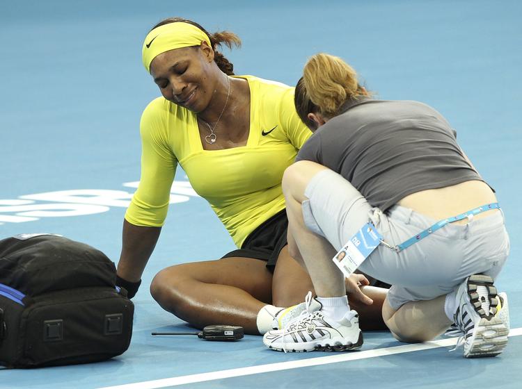 Av. Serena Williams måtte behandles i ti minutter inden hun kunne fortsætte kampen mod den serbiske kvinde. 