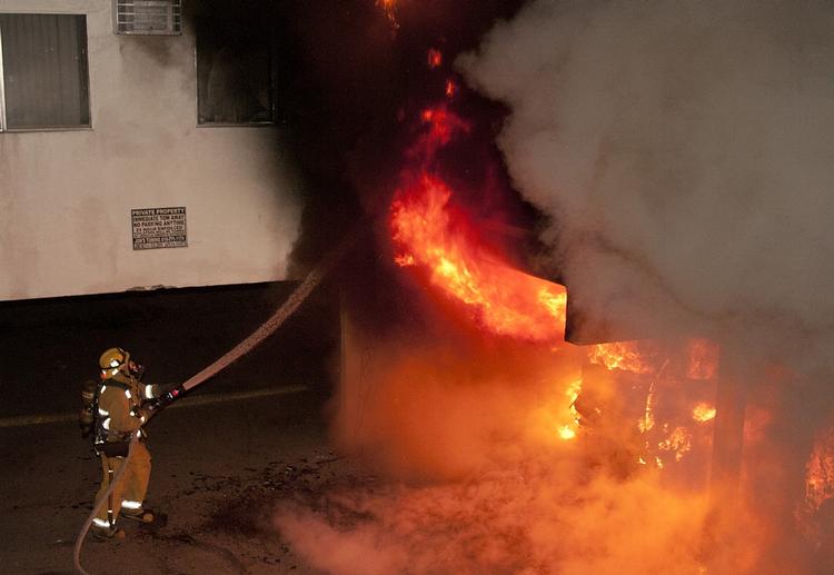 flammehav. I dagene omkring nytår blev 53 brande anstiftet i Los Angeles. I går anholdt politiet en formodet gerningsmand. Han motiv var formentlig hævn for anholdelsen af hans mor, siger efterforskerne. 