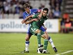 Skifte. Otte sæsoner blev det til i OB for Chris Sørensen, der her er i nærkamp med   Giorgos Karagounis fra Panathinaikos i en Champions League-kvalifikationskamp. 
