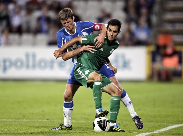 Skifte. Otte sæsoner blev det til i OB for Chris Sørensen, der her er i nærkamp med   Giorgos Karagounis fra Panathinaikos i en Champions League-kvalifikationskamp. 