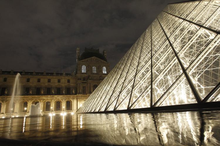 Publikumsmagnet. Over 24.000 mennesker lægger dagligt vejen forbi kunstmuseet Louvre i Paris. 