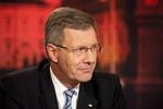 Presset. Wulff er blevet kraftigt kritiseret, efter at det mandag kom frem, at han i december forsøgte at hindre Tysklands største avis, Bild, i at skrive om et privat lån. 
