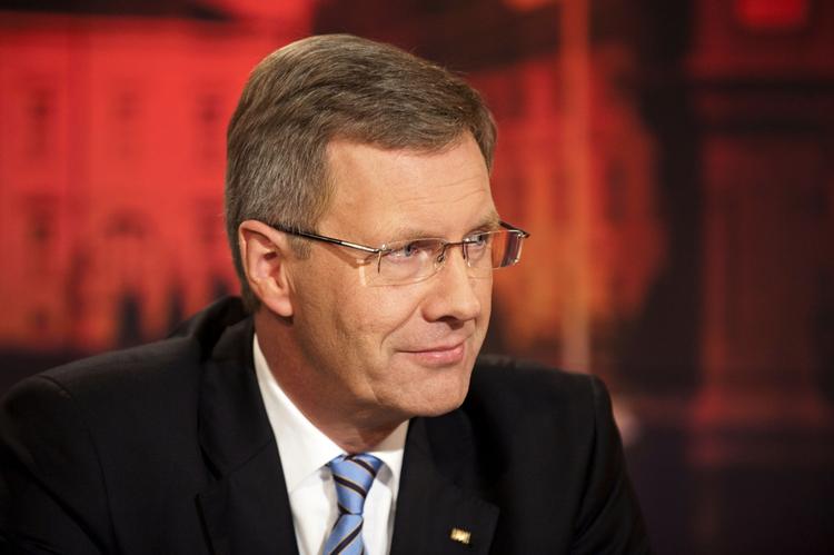 Presset. Wulff er blevet kraftigt kritiseret, efter at det mandag kom frem, at han i december forsøgte at hindre Tysklands største avis, Bild, i at skrive om et privat lån. 