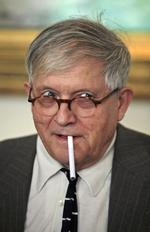 Hjemmelavet. Debatten ruller i det britiske kunstliv, efter at David Hockney (billedet) har stukket til Damien Hirst, fordi Hirst overlader en stor del af sin produktion til assistenter. Hockney understreger, at hans værker skabes 'personligt' af ham selv. 