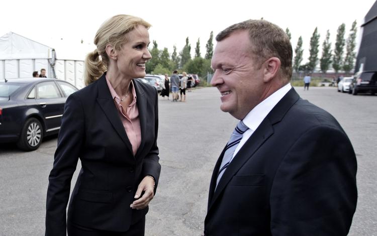 Splittet. Det danske samfund er i dag delt i to, og de forskellige politiske fløje (personificeret ved Helle Thorning-Schmidt og Lars Løkke Rasmussen) inkarnerer forskellene. 