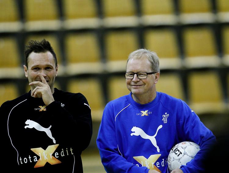Træning. Superveteranen Lars Christiansen med over 300 landskampe og små 1.500 mål på kontoen var sammen med landstræner Ulrik Wilbek i højt humør under forberedelserne i Aarhus i går. 