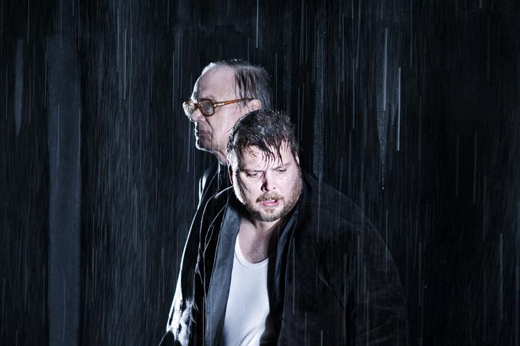 Drama. Mens Nicolas Bro fortsat spiller 'Gengangerne' på scenen, her sammen med Kristian Halken, er der mindst lige så meget drama i kulisserne på Det Kongelige Teater. Midt i det hele er bestyrelsen stoppet. 
