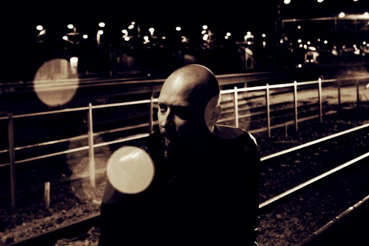 mørkemand. Efter seks års pause  er (denne) Kim Larsen under navnet  Of The Wand &amp; The Moon klar med en ny omgang forbløffende amagerkansk neofolk. 